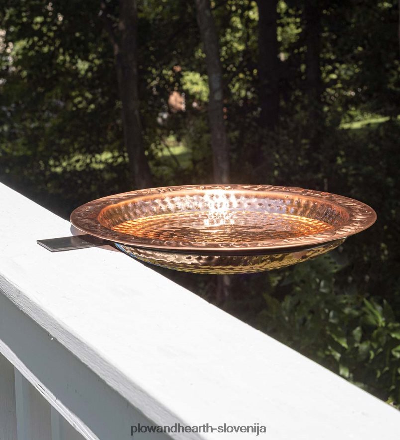 majhna bakrena ptičja kopel, nameščena na krovu Plow & Hearth 2V4608849 dvorišče & vrt