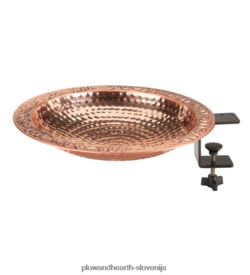 majhna bakrena ptičja kopel, nameščena na krovu Plow & Hearth 2V4608849 dvorišče & vrt